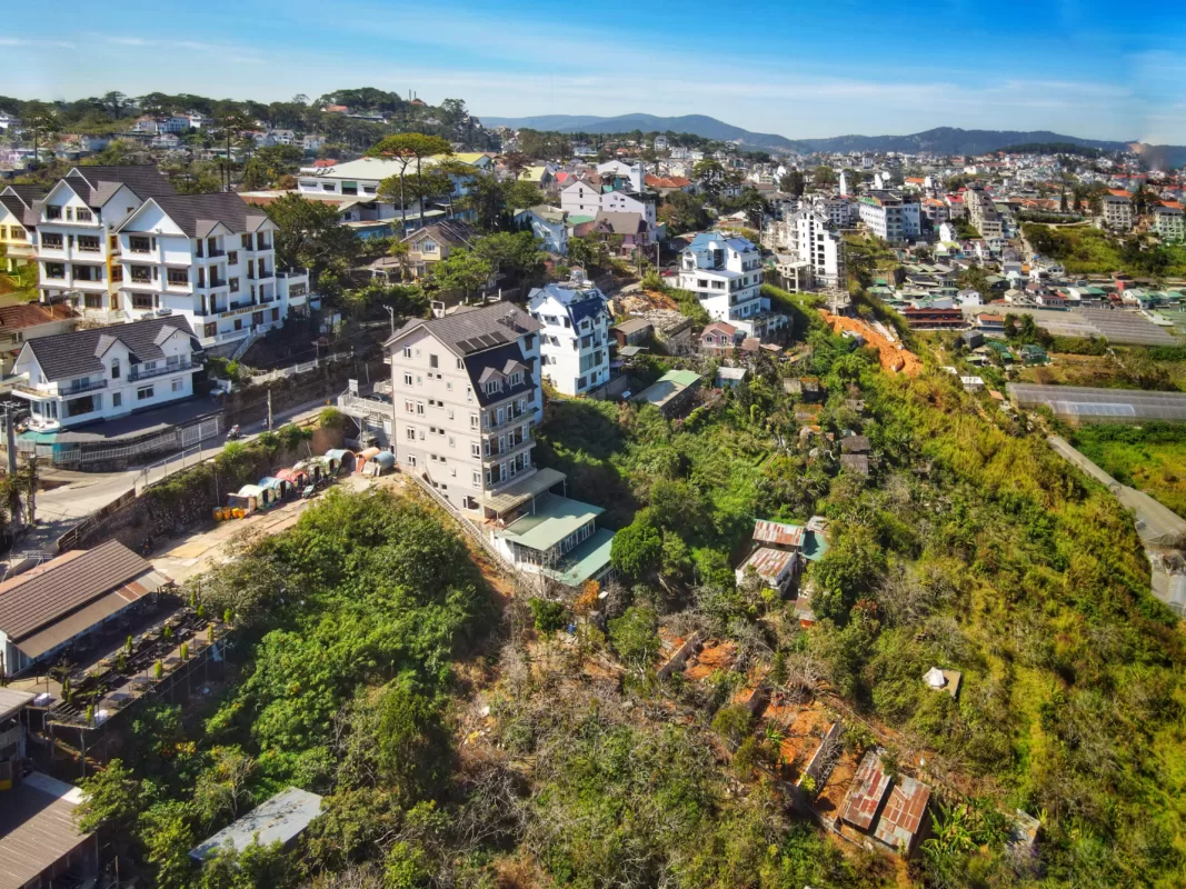 chụp ảnh villa Đà Lạt, chụp hình biệt thự Đà Lạt, dịch vụ chụp ảnh kiến trúc sang trọng, LEEDO MEDIA, báo giá chụp ảnh villa, chụp hình nội thất biệt thự, thợ chụp ảnh kiến trúc Đà Lạt, chụp ảnh nghỉ dưỡng cao cấp, nhiếp ảnh gia villa.